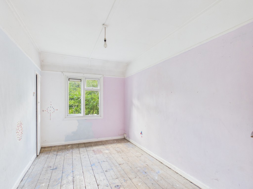 Lot: 167 - LEASEHOLD FIRST FLOOR TWO-BEDROOM FLAT WITH GARDEN - Bedroom two